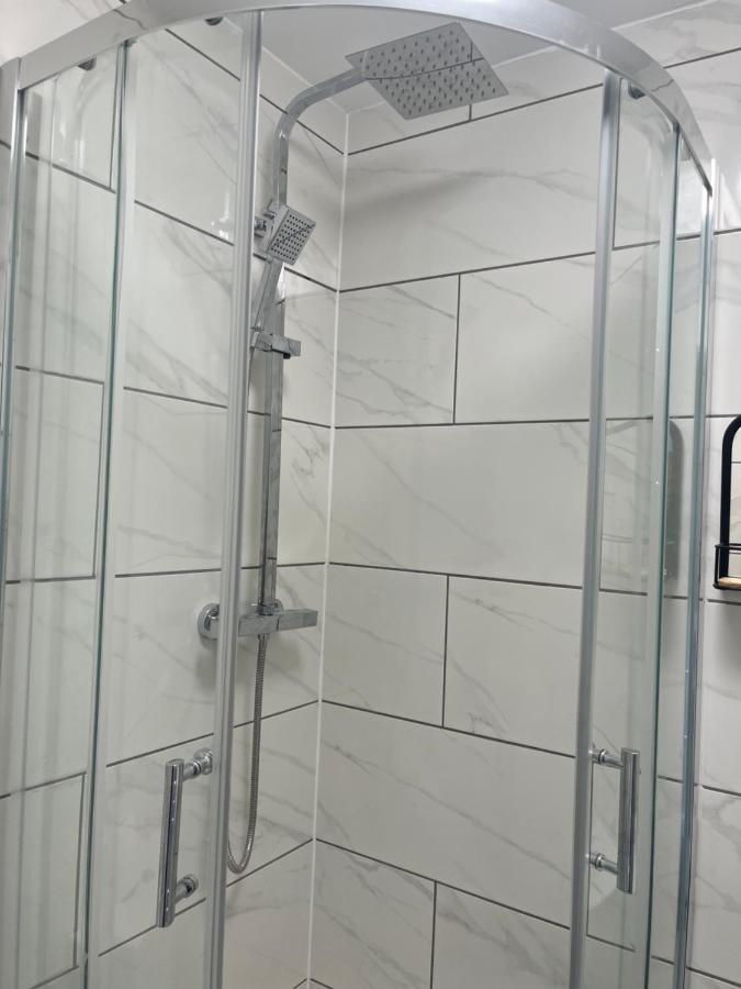 Self Contained Room, En-Suite With Separate Lockable Front Door, Located In An Exclusive Area Wednesbury Bagian luar foto