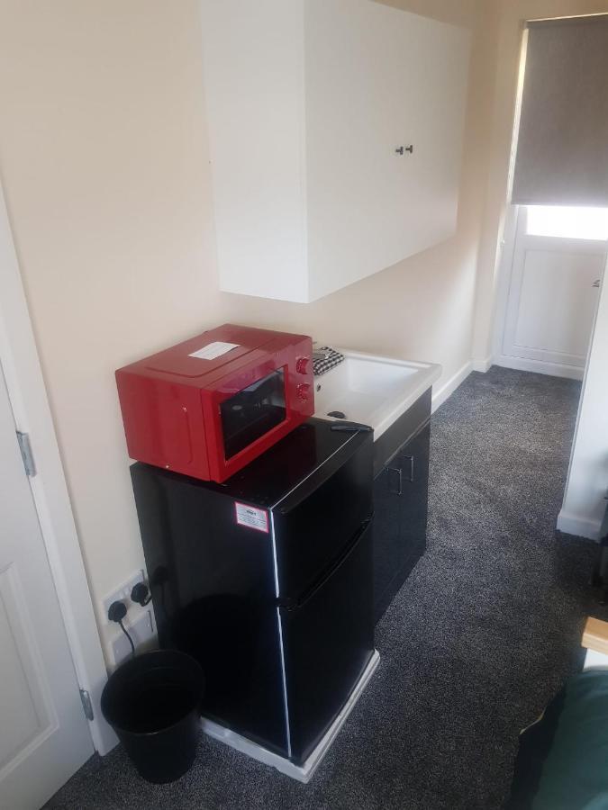 Self Contained Room, En-Suite With Separate Lockable Front Door, Located In An Exclusive Area Wednesbury Bagian luar foto
