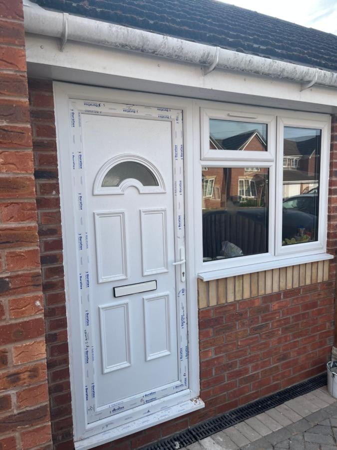 Self Contained Room, En-Suite With Separate Lockable Front Door, Located In An Exclusive Area Wednesbury Bagian luar foto