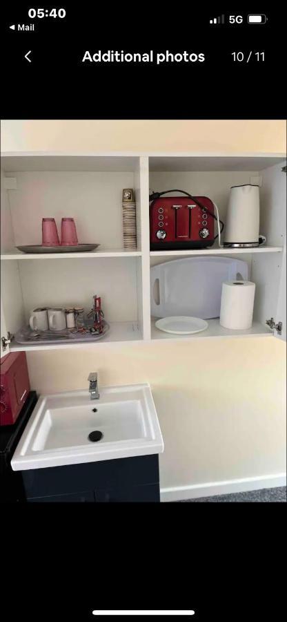 Self Contained Room, En-Suite With Separate Lockable Front Door, Located In An Exclusive Area Wednesbury Bagian luar foto