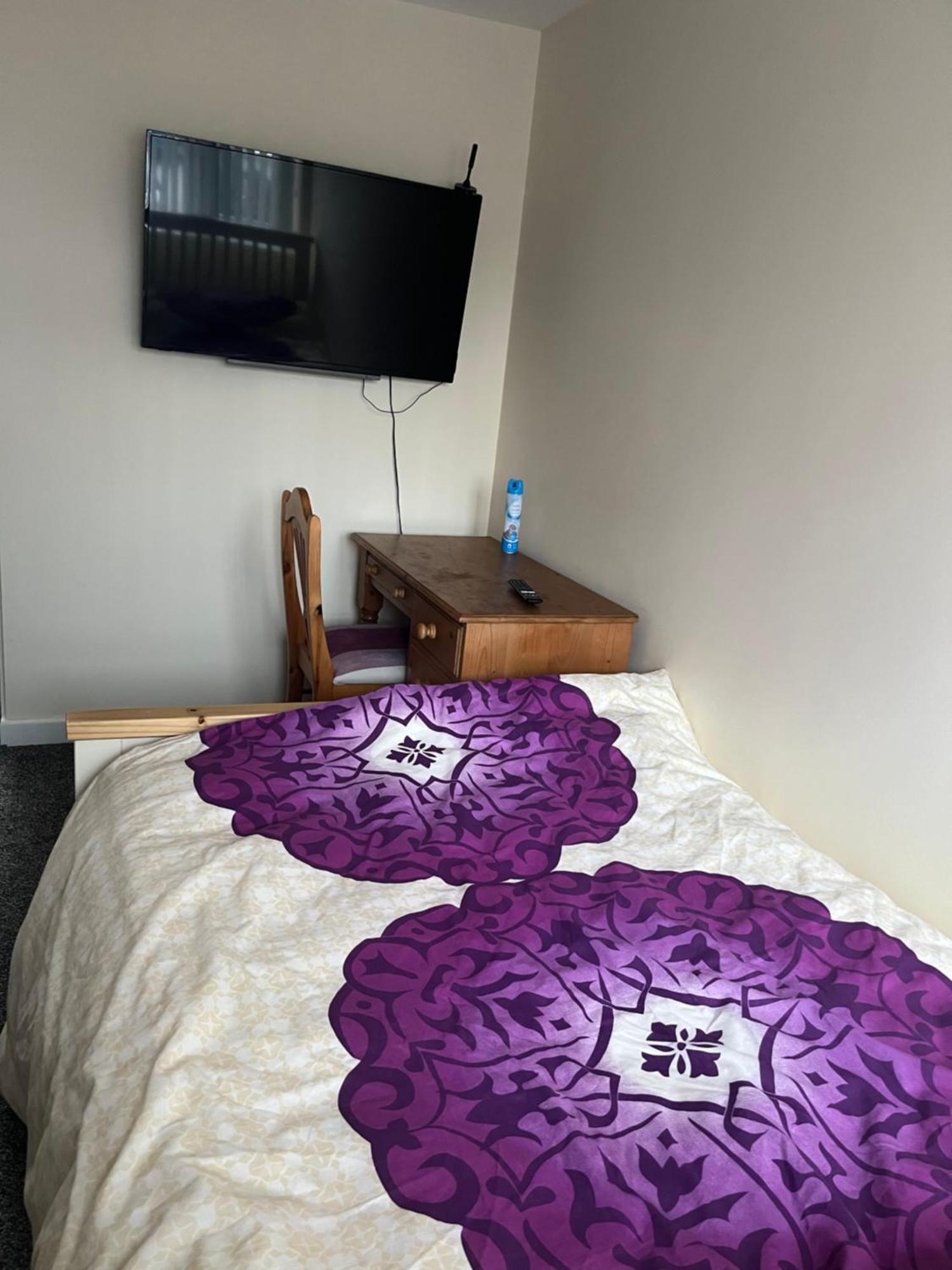 Self Contained Room, En-Suite With Separate Lockable Front Door, Located In An Exclusive Area Wednesbury Bagian luar foto